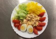 3 Zeleninový talíř se sýrovým salátem; strouhaný sýr s vejci, majonézou a cibulí