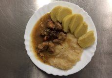 24 Moravský vrabec; tradiční český pokrm, který má své kořeny na Moravě. Jedná se o masové jídlo, které se skládá z vepřového masa, knedlíku, dušeného zelí a omáčky.