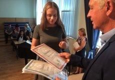 Předávání certifikátů Předávání certifikátů