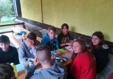 Skola v prirode, den treti: Prsi, takze se trochu "ucime", ale hrajeme i hry. Skola v prirode, den treti: Prsi, takze se trochu "ucime", ale hrajeme i hry.