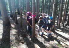 Skola v prirode, den paty: Dopoledne jsme hrali hru "Jamajsky bob", kde mely deti za ukol sestavit z prirodnin svoje vozidlo s nimz pak projizdely na cas vyznacenou trasu. Skola v prirode, den paty: Dopoledne jsme hrali hru "Jamajsky bob", kde mely deti za ukol sestavit z prirodnin svoje vozidlo s nimz pak projizdely na cas vyznacenou trasu.