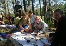 Skola v prirode, den paty: Odpoledne jsme v barevnych tymech hledali po lese zlocince a sestavovali jejich identitu. Skola v prirode, den paty: Odpoledne jsme v barevnych tymech hledali po lese zlocince a sestavovali jejich identitu.