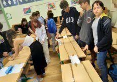 Na první třídnické hodině jsme zkoušeli, jak umíme spolupracovat v týmech. Stavěla se ze zadaných materiálů dráha pro pingpongáče. Na první třídnické hodině jsme zkoušeli, jak umíme spolupracovat v týmech. Stavěla se ze zadaných materiálů dráha pro pingpongáče.