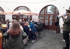 VyšeHrátky se studiem Damúza v úterý 27. 9. - v Chodovské tvrzi jsme se přenesli do doby kolem roku 1968 a "zažili" kousek doby tvrdého socialismu VyšeHrátky se studiem Damúza v úterý 27. 9. - v Chodovské tvrzi jsme se přenesli do doby kolem roku 1968 a "zažili" kousek doby tvrdého socialismu