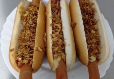 Americký den; hot dog s cibulkou