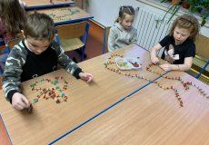 Navlékání řetězů ze slámy Navlékání řetězů ze slámy