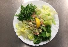 5 Zeleninový talíř s uzeným lososem; uzený losos míchaný s majonézou, brokolicí a cibulí