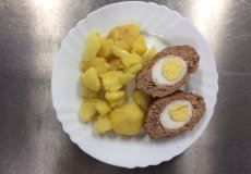 27 Skotské “pštrosí” vejce; do kořeněného mletého masa zabalené natvrdo uvařené vejce, poté obaleno ve strouhance a osmaženo.
