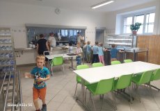 Školní jídelna, sebeobsluha