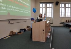 Emilia Hasbach čte odvážně svoji práci.