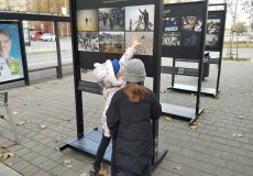 Výstava "Válečné okamžiky" před univerzitou