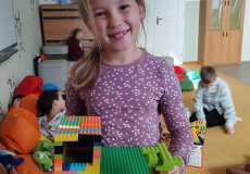 Anička s domkem z lega.