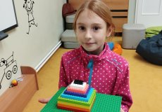 Amia s duhovým domem.