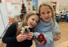 Malvínka a Anička se svými výrobky