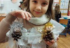 Miriam se dvěma vyrobenými andílky