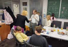 Poděkování, přání a předání dárku