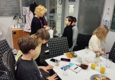 Poděkování, přání a předání dárku