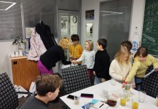 Poděkování, přání a předání dárku