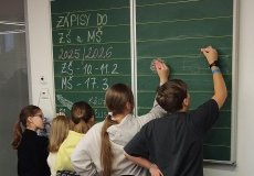 Někteří z redakce kreslí na tabuli v kanceláři paní místostarostky