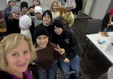 Paní Mariana a my v čepicích, dárkem od MÚ Prahy 6