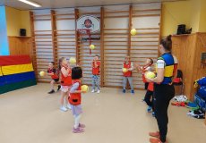 Sportík s trenérkou házené