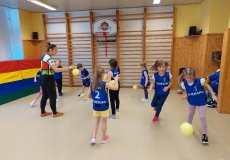 Sportík s trenérkou házené