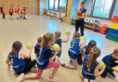 Sportík s trenérkou házené