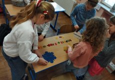 Skládáme z písmen a barevných tvarů.