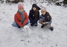 Postavily jsme dva  malé sněhuláky, Ema, Rozálka a Anežka.