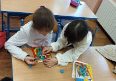 Zaujaty novou hrou, Anhel a Maya