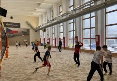 Pískování v beachvolejbalové hale na Strahově