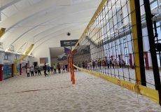 Pískování v beachvolejbalové hale na Strahově