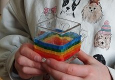 Skleněná nádobka zdobená mozaikou. Sáry Baudisové