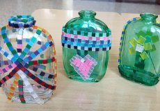 Sleněné vázičky zdobené mozaikou.