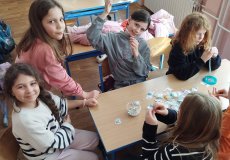 Navlékáme si náramky ze skleněných i plastových korálků