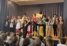 Školní divadelní představení Prodaná nevěsta. Dáváme 10 bodů z 10 :D