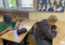 V pracovních činnostech si zkoušíme tkaní na jednoduchém stávku 