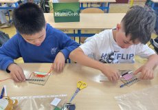 V pracovních činnostech si zkoušíme tkaní na jednoduchém stávku