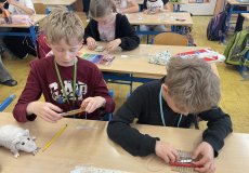 V pracovních činnostech si zkoušíme tkaní na jednoduchém stávku