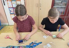 V pracovních činnostech si zkoušíme tkaní na jednoduchém stávku 