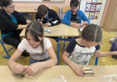 V pracovních činnostech si zkoušíme tkaní na jednoduchém stávku 