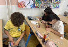 V pracovních činnostech si zkoušíme tkaní na jednoduchém stávku 