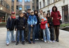 Před Vyšší odbornou školou publicistiky v Praze 1