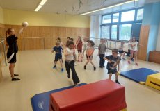 Sportík s trenérkou parkouru