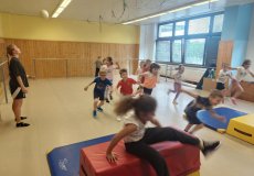 Sportík s trenérkou parkouru