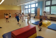 Sportík s trenérkou parkouru