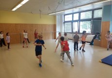 Sportík s trenérkou parkouru