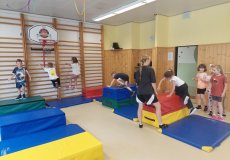Sportík s trenérkou parkouru
