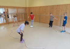 Sportík s trenérkou parkouru