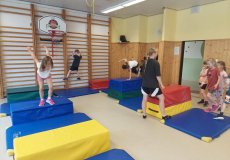 Sportík s trenérkou parkouru